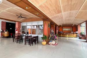 Posezení v ubytování One World One Home Patong 2