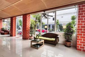 Posezení v ubytování One World One Home Patong 2