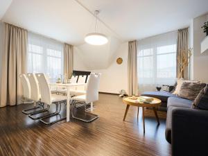 - un salon avec une table et un canapé dans l'établissement Apartment Apartment 566 by Interhome, à Harrachov