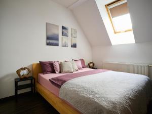 - une chambre dotée d'un lit avec des draps roses et blancs dans l'établissement Apartment Apartment 566 by Interhome, à Harrachov