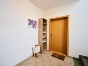 un couloir avec une porte marron et une étagère dans l'établissement Apartment Apartment 566 by Interhome, à Harrachov