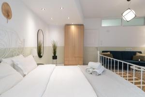 ein Schlafzimmer mit einem großen weißen Bett und ein Wohnzimmer in der Unterkunft K-Houses A3 in Arta