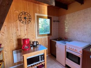 eine Küche mit einem Herd, einem Waschbecken und einem Fenster in der Unterkunft Chalet Villard-de-Lans, 3 pièces, 6 personnes - FR-1-761-33 in Villard-de-Lans
