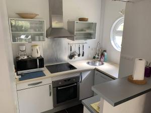 Kuchyň nebo kuchyňský kout v ubytování Grand T2 aux Issambres, jardin privatif, piscine, wifi, clim, parking - FR-1-768-57