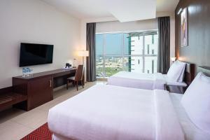 Letto o letti in una camera di Four Points by Sheraton Sharjah