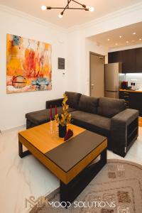 een woonkamer met een bank en een salontafel bij FirstLineSkg6 Moodsolutions Living in Thessaloniki