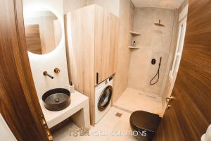 een badkamer met een wasmachine en een wastafel bij FirstLineSkg6 Moodsolutions Living in Thessaloniki