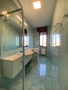 een badkamer met een glazen douche en een wastafel bij Ca' Beuys In The Kitchen Apartment in Mestre