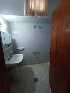 a small bathroom with a sink and a toilet at Chalet Claromeco in Balneario Claromecó