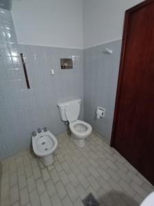 a bathroom with a toilet and a bidet at Chalet Claromeco in Balneario Claromecó