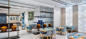 Area soggiorno di Four Points by Sheraton Sharjah