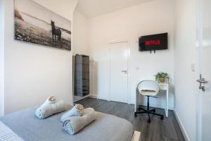 una camera con letto, scrivania e TV di Isimi luxurious 4 bed 4 en -suite house Cumbria a Barrow in Furness