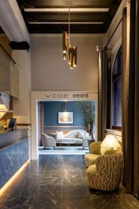 - un salon avec un canapé et une chaise dans l'établissement Hypernym Hotel & Suites, à Copenhague