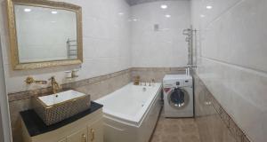 La salle de bains est pourvue d'un lavabo et d'un lave-linge. dans l'établissement 2 комнаты центр метро дружбы народов, à Tachkent