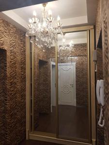 un couloir avec un lustre et une porte avec un téléphone dans l'établissement 2 комнаты центр метро дружбы народов, à Tachkent