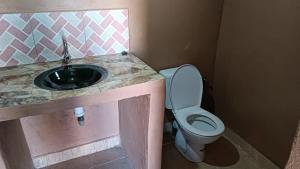 un bagno con un water e un lavandino di Mhamid yaya camp & activités a M'Hamid Altre 37 foto