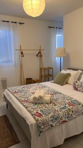 een slaapkamer met een groot bed en handdoeken bij Le Clos Du Moulin 1 - Maison et jardin, proche Avignon, en Provence in Entraigues-sur-la-Sorgue