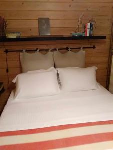 Una cama o camas en una habitación de Chalet Επισκοπικό Ιωάννινα Ξύλινο σπίτι σε κτήμα