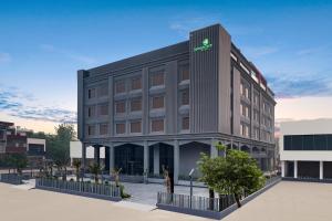 希萨尔Lemon Tree Hotel, Hisar的一种酒店建筑的 ⁇ 染,上面有标志