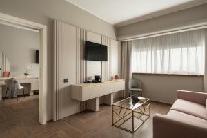 ein Wohnzimmer mit einem Sofa und einem Tisch in der Unterkunft Mood Hotel in Città Sant'Angelo