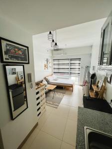 ein Wohnzimmer mit Sofa und Tisch in der Unterkunft Tagaytay Staycation 1Br w/ Balcony at SMDC Cool Suites in Tagaytay