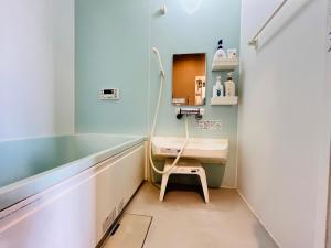 une chambre à l'hôpital avec un lavabo et une chaise dans l'établissement 20mins Direct to Ueno 21mins to Ikebukuro Max for 3 peole Nishikawaguchi302, à Kawaguchi