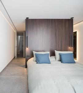 ein Schlafzimmer mit einem großen Bett mit blauen Kissen in der Unterkunft Espectacular casa de lujo y diseño- Sevillarooms in Sevilla