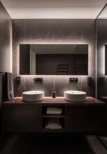 ein Badezimmer mit zwei Waschbecken und einem großen Spiegel in der Unterkunft Espectacular casa de lujo y diseño- Sevillarooms in Sevilla