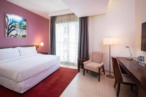 Letto o letti in una camera di Four Points by Sheraton Sharjah