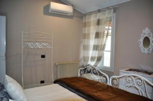 コモにあるLa Casa di Chiccaのベッドルーム(ベッド1台、窓付)