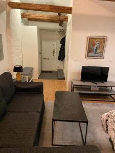 ein Wohnzimmer mit einem Sofa und einem Tisch in der Unterkunft ATTIC FLOOR in Stockholm City! 918 in Stockholm