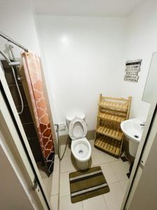 ein Badezimmer mit Toilette und Waschbecken in der Unterkunft Tagaytay Staycation 1Br w/ Balcony at SMDC Cool Suites in Tagaytay