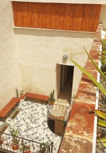 um pátio exterior com uma mesa e um quarto com piso em FIXIE LOFTS Slow Life Villa em Santo Domingo