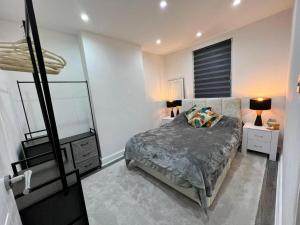 Amazing 1 Bedroom Flat房間的床
