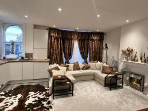a living room with a couch and a fireplace at Amazing 1 Bedroom Flat in Croydon