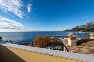 Vom Balkon eines Hauses genießen Sie Meerblick. in der Unterkunft ApartmentsGarda - Baia Del Garda 5 in Garda