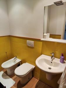 une salle de bains avec lavabo, toilettes et miroir dans l'établissement La casa di Bibi, à Gênes 16 autres photos