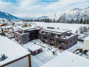 una vista aérea de un complejo en la nieve en Alp Living Apartments Self-Check In en Innsbruck