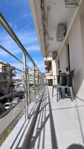 Balcon ou terrasse dans l'établissement Modern central Αpt 500m from the beach.