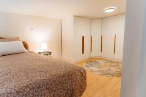 um quarto com uma cama e um tapete em Apartment Frost Bjelasnica em Bjelašnica