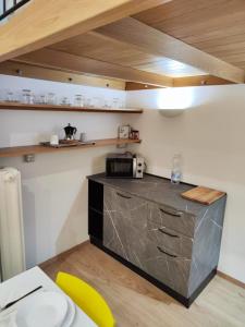 une cuisine avec un comptoir avec un micro-ondes dessus dans l'établissement La casa di Bibi, à Gênes