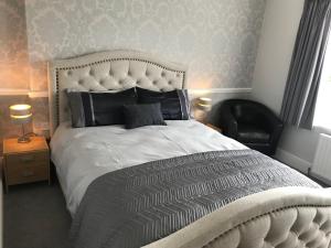 Postel nebo postele na pokoji v ubytování Orrell Park Hotel