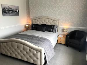 Postel nebo postele na pokoji v ubytování Orrell Park Hotel