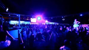 una multitud de personas en un concierto por la noche en Sun Waves Beach Apartment en Portimão