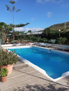 - une piscine d'eau bleue dans un complexe dans l'établissement Casa Mami Carmen Telde, Las Palmas, à Balcon de Telde
