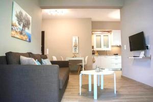 uma sala de estar com um sofá e uma mesa em Chic and Minimal apartment close to Thissio Metro em Atenas