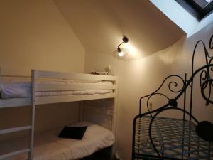 1 Schlafzimmer mit 2 Etagenbetten und einer Lampe in der Unterkunft LE GITE DU COLOMBIER in Bracquetuit
