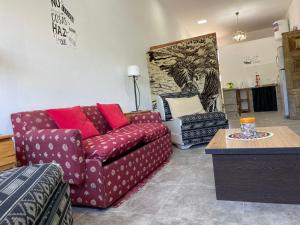 uma sala de estar com um sofá e uma mesa em Apartamento Varetto em Sierra de los Padres