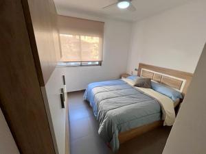 Schlafzimmer mit einem Bett und einem Fenster in der Unterkunft Modern and Stylish Apartament sea ​​views in Guardamar del Segura