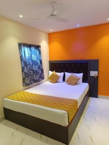Postel nebo postele na pokoji v ubytování Hotel Powai Residency